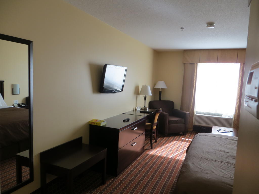 Poplar Tree Inn Stoughton Экстерьер фото