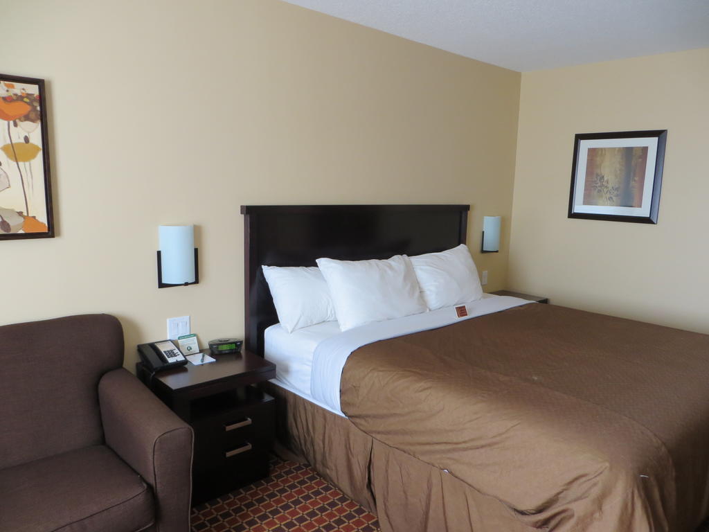 Poplar Tree Inn Stoughton Экстерьер фото