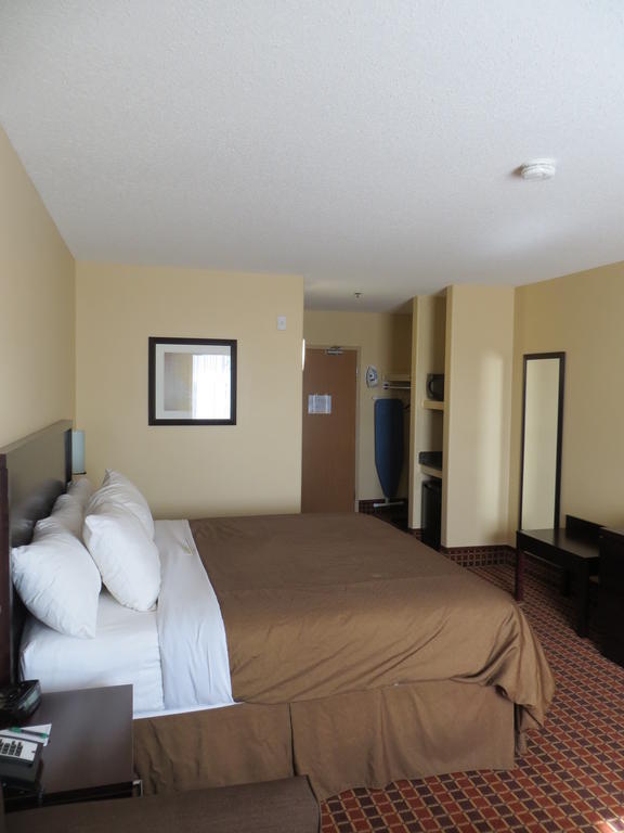 Poplar Tree Inn Stoughton Экстерьер фото