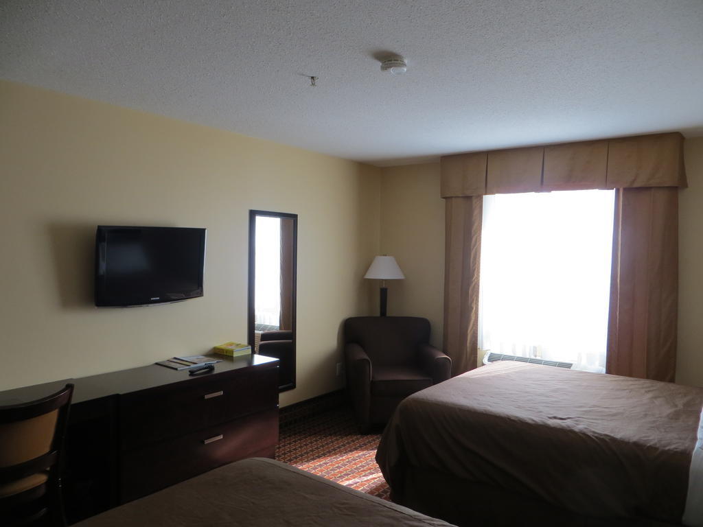 Poplar Tree Inn Stoughton Экстерьер фото